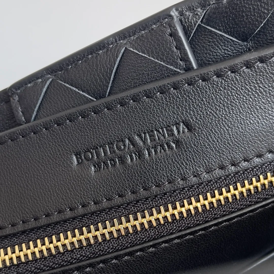 Batch 1960 BOTTEGA VENETA 2024 spring and summer new small ANDIAMO chain bag is also available! 🔥🔥I believe many friends have been waiting for a long time. The metallic chain adds a touch of sophistication to the original softness and elegance of Andiamo. The collision of classic craftsmanship and elegance creates a different kind of beauty. Style number: 786008 Size: 25*22*10.5cm
